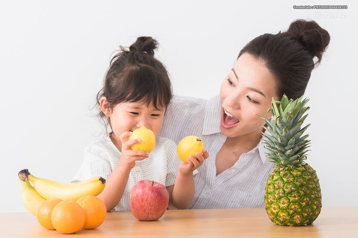 親子でフルーツを匂う